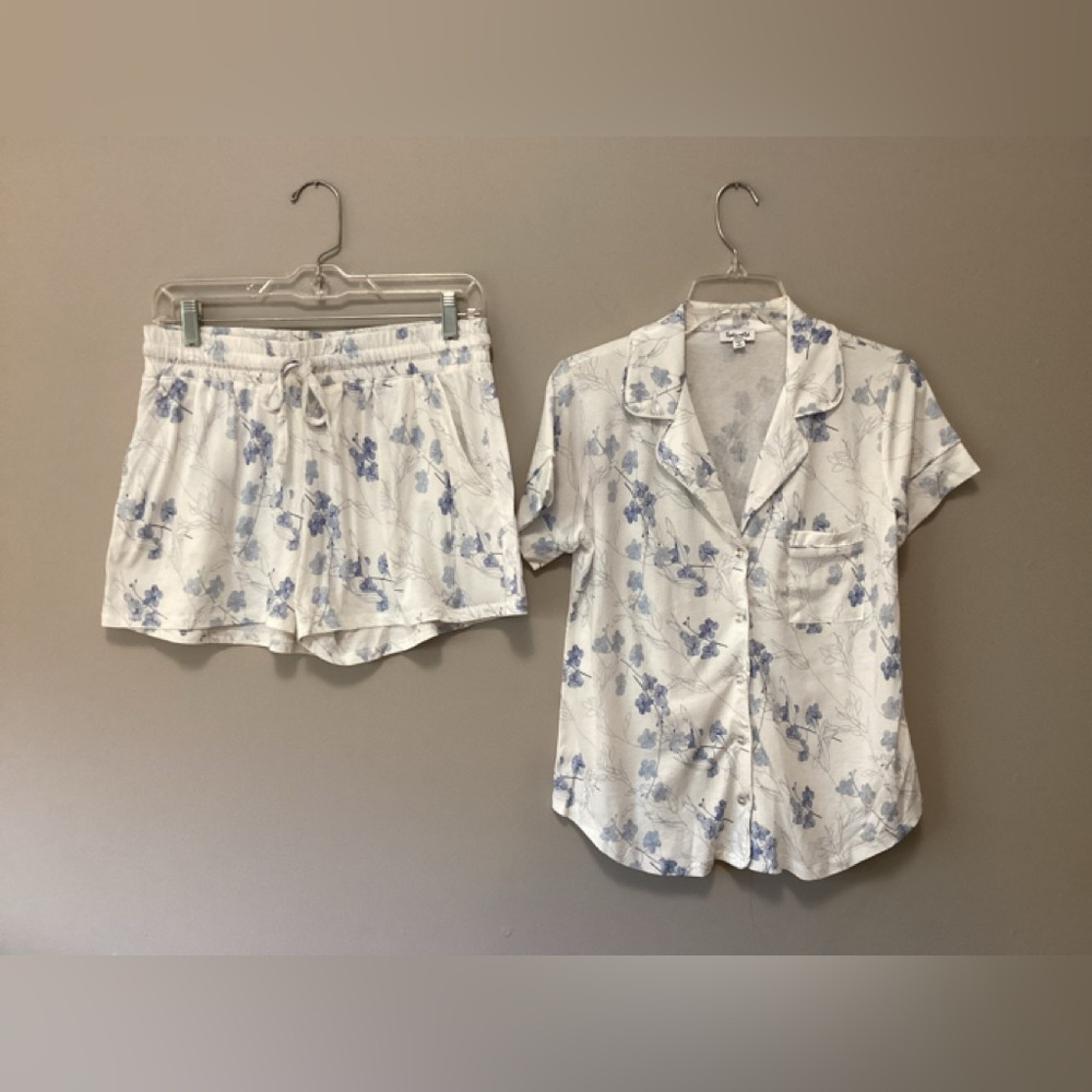 Splendid collar top and short floral pajama set. Small